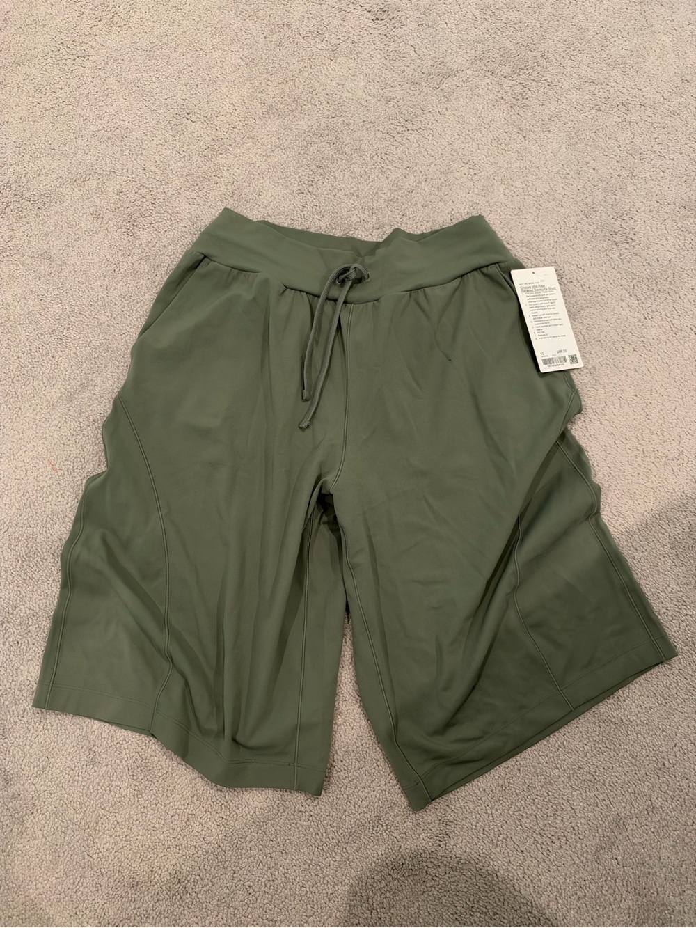 Lululemon Groove Mid-Rise Relaxed Bermuda Short willow leaf